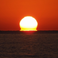 【伊予灘のだるま夕日】伊予郡松前町の松前港で、だるま夕日の撮影に成功しました! 遠く九州の山々も一望できます!