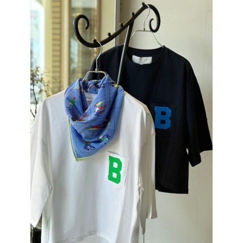 「"B"のロゴが冴えるスッキリとしたデザインTシャツ」