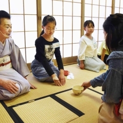 日本の茶道文化を子どもたちに伝える