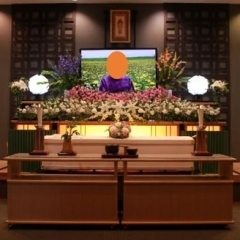 【桔梗（ききょう）プラン】　家族葬～100名様の葬儀（生花祭壇）