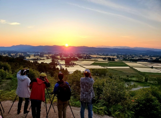 「朝日に光る散居集落（ホトケヤマ散居集落展望台）」