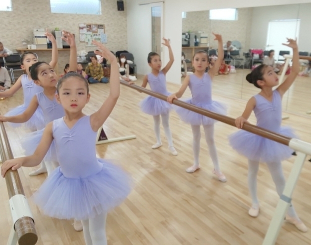 バーレッスン　やバレエも取り入れダンスの基礎を作り「函南　キッズダンス　バレエ　シアター・ジャズダンスなど学べます。」