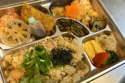 12種類のおかずが入った特製弁当