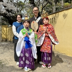 晴天の中!柴又帝釈天題経寺の「花まつり&稚児音楽練供養」開催!綺麗に着飾ったお稚児さんが行列を組んで参道を練り歩き♪