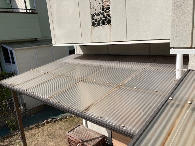 施工前：汚れが目立ちます「軒下テラスの波板取り替え工事【神戸市西区 リフォーム 便利屋】」