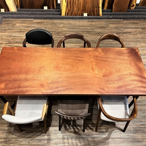「[個性が光る一枚板]の紹介。一枚板テーブル、無垢のテーブル、ダイニングテーブルの札幌市清田区の家具の店、Ties interior。」