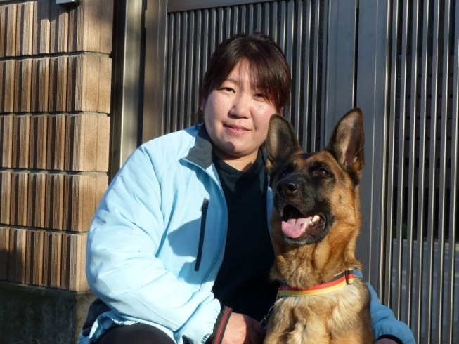 岩下さんと一緒♪　嬉しそうな顔のウォッカです「行方市の貴重な犬のお巡りさん！　警察犬ウォッカを育てた、岩下恵美さんへインタビュー」