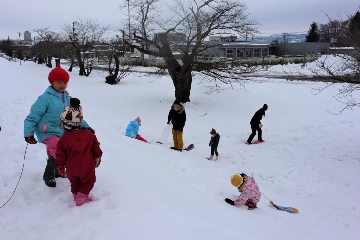 小さい子供たちも楽しんでましたよ(^_-)-☆「【雪板体験】してきましたよぉ❕」