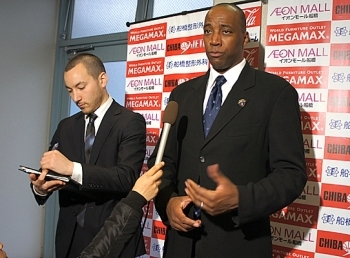 横浜のレジー･ゲーリーHC（右）と、アシスタントコーチの勝久マイケル氏（左）。