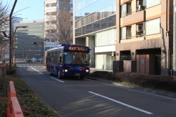 新宿WEバス到着。ご乗車ください。