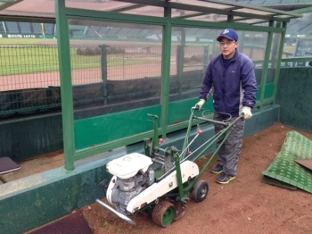 これが、ロールにできるよう芝生を<br>カットする機械です