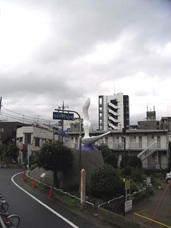 多摩川沿いの道路から見たところ。