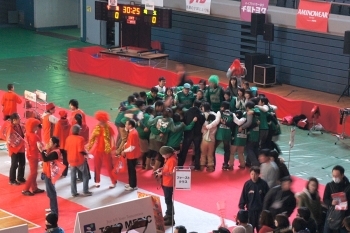 試合前に円陣を組んで声を出す<br>埼玉ブロンコスのブースター。