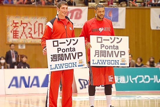 「ローソン“Ponta”週間MVP」に選出され（対象試合開催期間：1月10日～16日）、<br>1月月刊MVPのマーキン・チャンドラー選手とともに表彰を受けました。<br>