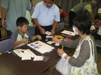 男の子が生き生きと楽しそうにハサミで切っています。