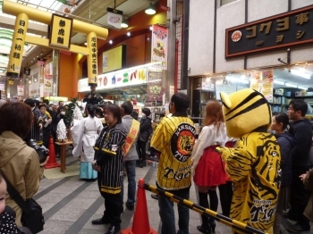 まずは鳥居「参虎殿（さんこでん）」の下で尼崎えびす神社の太田垣宮司による優勝祈願祭。