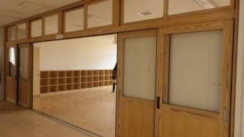 教室の入口は開放的な木製の引き戸