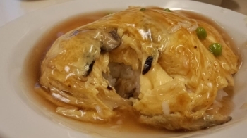 天津飯<br>チャーハンと甘酸っぱいあんかけにふわふわの卵は相性抜群です。