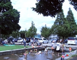 大師公園では、水遊びをする親子が何組も。<br>