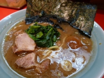 ラーメンを頼むと、ご飯が一杯サービス！　これはうれしい！！