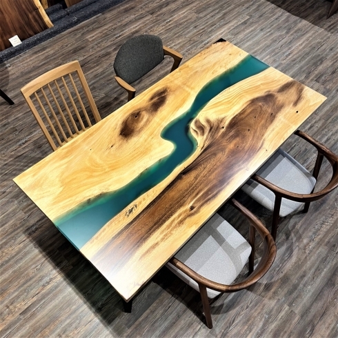 「[鮮やかなグリーンカラーのレジンテーブル]のご紹介。レジンテーブル、リバーテーブル、ダイニングテーブル。札幌市清田区の家具の店、Ties interior。」