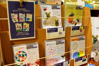 【POST CARD TOY series ともちかごう・町田 】<br>かわいいポストカードと思いきや、みじかな道具（ハサミやテープ）で簡単おもちゃが作れてしまう驚きカードでした。