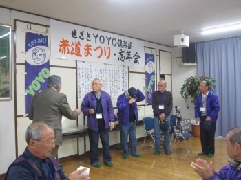 新入会員の戴帽式です。<br>右から飯島さん、太田さん、<br>小沼さん、と会長、副会長です。