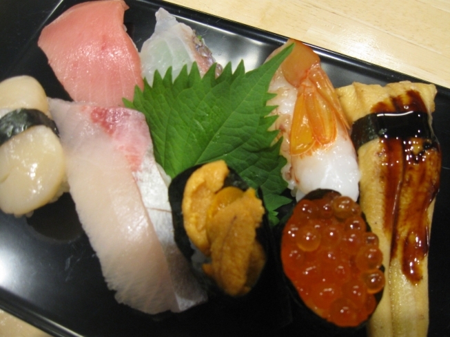 「立ち食い寿司の桜すしです(^^♪　牧野駅前ロータリー入口」