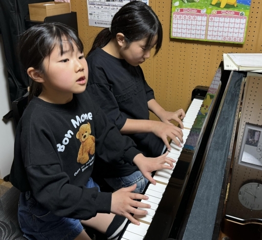 二人で弾くのは難しい！レッスン中でもケンカ勃発！「京都駅ビルのストリートピアノ♪『光のファンタジー』で姉妹が笑顔で仲良し連弾♪【南区＆下京区のピアノ・リトミック・英語リトミック・ベビーリトミック】」