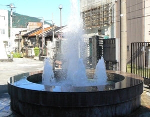 駅前にある温泉噴水