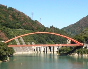 宇奈月湖にかかる「湖面橋」（こめんきょう）