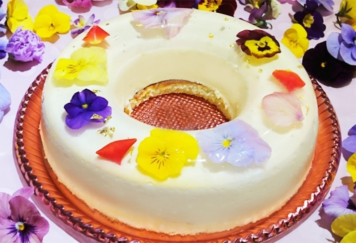 「5月14日「母の日」！食べられるお花を飾った『お花のババロアケーキ』」
