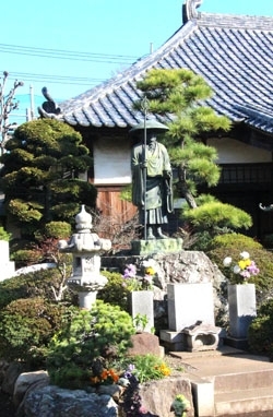 真言宗豊山派なので、弘法大師様の像が見守っています。