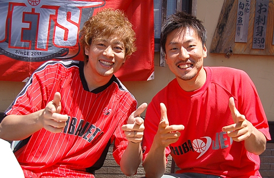 中村友也選手（左）と田中健介選手（右）が「ジェッツ！」