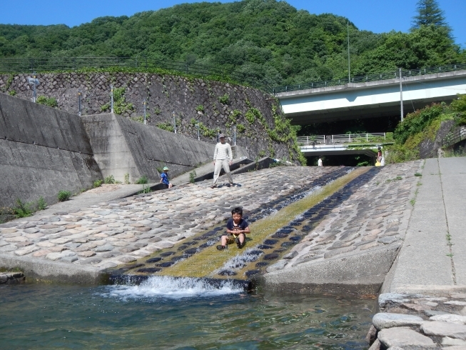 「水のすべり台、解禁しました」