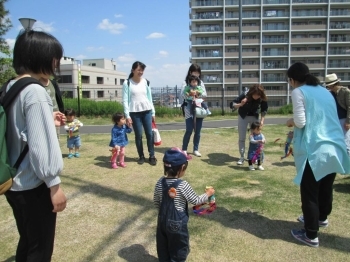 こいのぼりを持って芝生広場で飛ばして遊んだよ