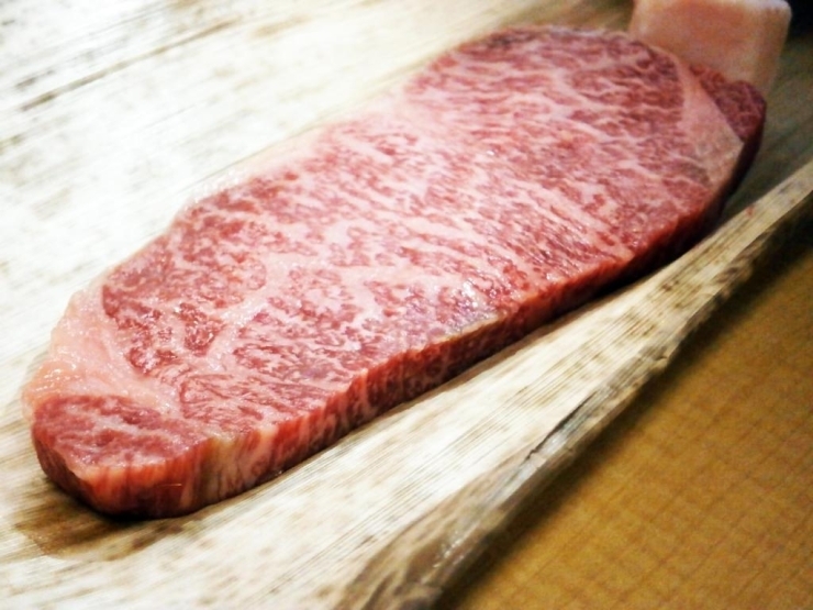 社内で肉の包を開けたとたん、仕事を中断して肉を見に来る社員が続出。<br>脂がキラリと光って微笑んだ！<br>これを1000円分になるように、半分に切り分けます。