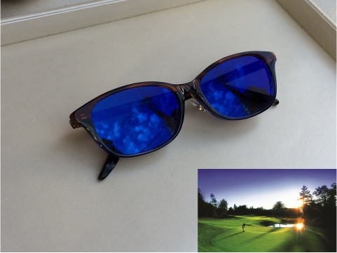 「ブルーミラーレンズのゴルフ用度付きサングラス」