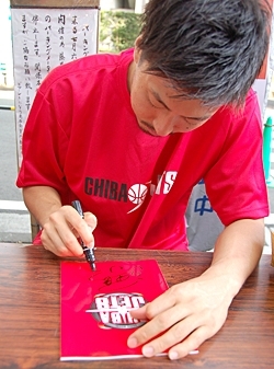 田中選手もひたすらサイン。