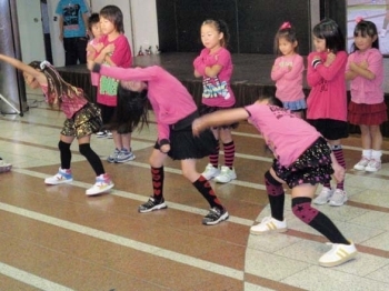 地域の子供たちによるダンスも披露されました。