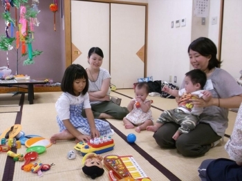 プールに行かない小さな子は、涼しい部屋でお姉さんに遊んで貰いました。