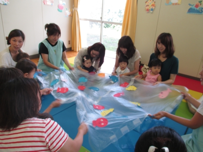 「うさぎ組で作った魚をビニールの海に泳がせました！」