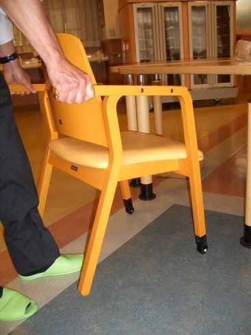 「これは便利！！　ローラー椅子！　　高住センターから、食堂にローラー付きの椅子のある老人ホーム見学情報です。」