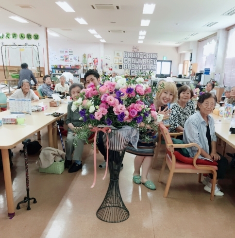 「三丘温泉デイサービスセンターで  フラワーアレンジメントレッスン 花とことばの教室  周南市花屋 CHACHADO」