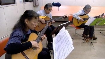 設立当初から昨年まで講師を務めてこられた、故 加藤英之さんがギター合奏用にアレンジされた曲を主に演奏しています。