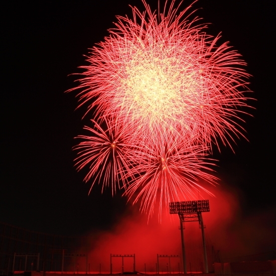 神宮球場のサード側の後ろに次々に花火が上がります。