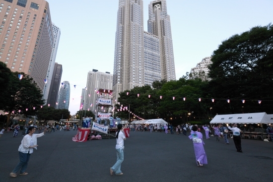 東京都庁や高層ビルを背景に青空の下、のびのびと踊るのはとても気持ち良いものですね。