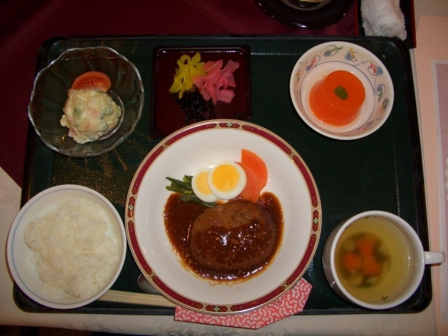 「うわぉう！　煮込みハンバーグやん♡　高住センターから、昼食に煮込みハンバーグがある老人ホーム見学情報です。」