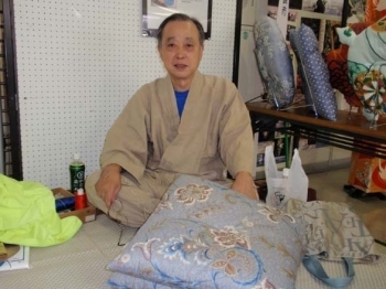内海さんは熟練した技能とともに布団についての豊富な知識ももった職人さんです。