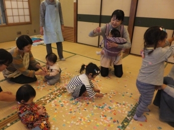 みんなで紙吹雪をまいてのお祝い会です。<br>楽しくて、何度も繰り返して、なかなかやめられなくなりましたよ。